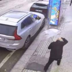 R&uuml;zgarda patlayan camın par&ccedil;aları başına d&uuml;şt&uuml;; o anlar kamerada