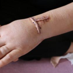 Diyarbakır'da kan donduran olay! Eşini 30 yerinden bı&ccedil;akladı 