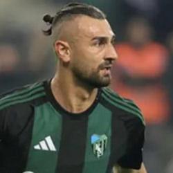 Serdar Dursun'dan takdir toplayan hareket! Tuşlu telefonla gol&uuml;n&uuml; &ccedil;eken &ccedil;ocuğa hediye aldı