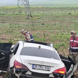 Siirt'te otomobil ile kamyonet &ccedil;arpıştı: 2 &ouml;l&uuml;, 3 ağır yaralı