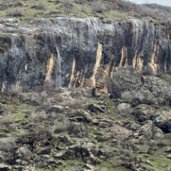 Şırnak&rsquo;ta şaşırtan manzara: 20 metre y&uuml;ksekteki kayanın i&ccedil;inden su fışkırıyor