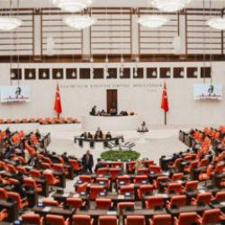 Son dakika haberi: Sosyal medya d&uuml;zenlemesi ve doğum iznini i&ccedil;eren teklif kabul edildi!