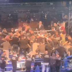 Sonunda bu da oldu! Boks ma&ccedil;ında izleyiciler ringde sporcuları d&ouml;vd&uuml;