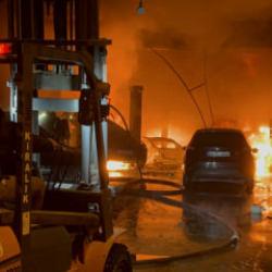 Tamirhanede yangın! 5 ara&ccedil; alev alev yandı