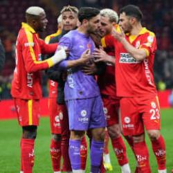 Taraftarlar &ouml;nce ıslıkladı! Ma&ccedil;tan sonra destek verdiler