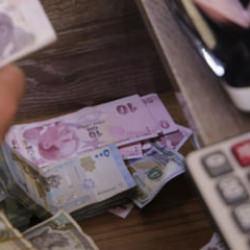 Telefonunda film izlerken hayatının şokunu yaşadı! Banka tazminat &ouml;deyecek