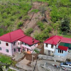 Trabzon'da heyelan: Bir evde hasar oluştu, bir ev tahliye edildi