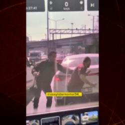 Trafikte tekme yumruk kavga ettiler, o anlar ara&ccedil; kamerasına yansıdı