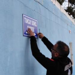 Tuncay Sonel'in adının verildiği cadde tabelası s&ouml;k&uuml;ld&uuml;!