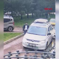 &Uuml;zerine su sı&ccedil;ratan s&uuml;r&uuml;c&uuml;n&uuml;n saldırısına uğradı; o anlar kamerada