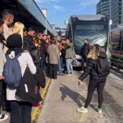 Vatandaş &ccedil;ileden &ccedil;ıktı: Metrob&uuml;s&uuml;n &ouml;n&uuml;n&uuml; kestiler!