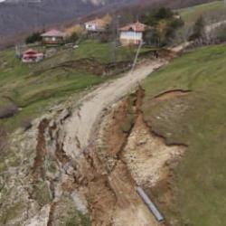 Samsun'da toprak kayması: Yaylaya ulaşım kapandı!