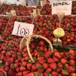 Yaz meyveleri tezgahlara &ccedil;ıktı! &Ccedil;ilek 100 lira, erik 200 lira...