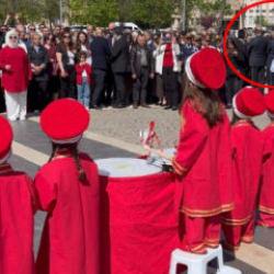 Yine CHP yine skandal: 23 Nisan t&ouml;reninde &ccedil;ocukların mehter g&ouml;sterisine sırt d&ouml;nd&uuml;ler...