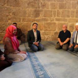 Antalya'da camileri gezen Ukraynalı yoga eğitmeni, M&uuml;sl&uuml;man oldu: Yeni ismi Meryem!