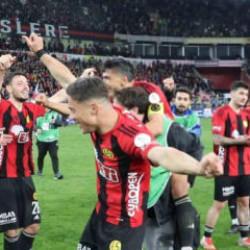 2-1'den turu &ccedil;eviren Eskişehirspor, galibiyeti &ccedil;iftetelliyle kutladı