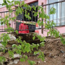 5 katlı binada panik: İstinat duvarı &ccedil;&ouml;kt&uuml;!