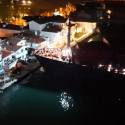 İstanbul Boğazı'nda gemi karaya oturdu! Binalara 10 metre kala faciadan d&ouml;n&uuml;ld&uuml;