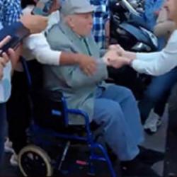  İtalya Başbakanı Meloni &ccedil;ocukluğunu ge&ccedil;irdiği mahallede eski komşusuyla hasret giderdi