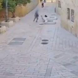 Yahudi fanatik Fransız katolik kadını sokakta saldırdı