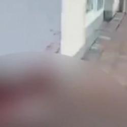 Almanya'da caminin duvarı tahrip edildi ve girişine domuz başı bırakıldı