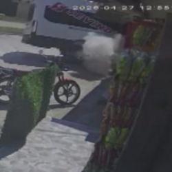 Amasya'da iki gen&ccedil; kızın kıl payı kurtulduğu kaza kamerada