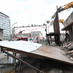 Ankara'da binanın &ouml;n&uuml;ndeki platform yıkıldı: 3 yaralı