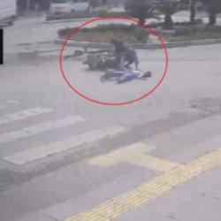 Antalya'da 3 kişinin yaralandığı yaya ge&ccedil;idi kazası kamerada 