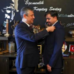 Arif Kocabıyık CHP'ye transfer oldu! Rozetini &Ouml;zg&uuml;r &Ouml;zel taktı! Partililer isyan etti