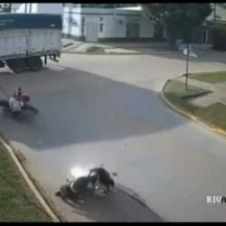 Arjantin'de kamyonun kopardığı kablo motosikletliye dolandı