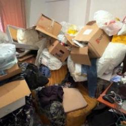 Avcılar'da 4 katlı binada '&ccedil;&ouml;p ev' gerginliği: 3 kamyon atık &ccedil;ıkarıldı