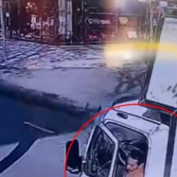 Avcılar'da boş kargo aracından telefon hırsızlığı kamerada