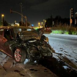 Bakırk&ouml;y&rsquo;de seyir halindeki otomobil, tıra arkadan &ccedil;arptı: 1 yaralı