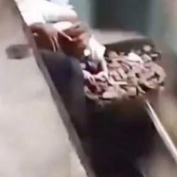 Bangladeş'te t&uuml;yleri diken diken eden anlar! Baba ve oğlu trenin altında kaldı