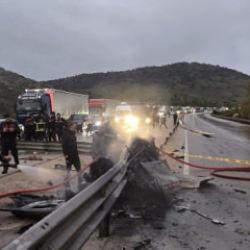 Bariyerlere &ccedil;arparak yanan otomobilin s&uuml;r&uuml;c&uuml;s&uuml; feci şekilde can verdi