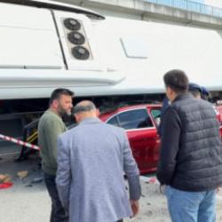 Bartın'da korkun&ccedil; kaza: Halk otob&uuml;s&uuml; otomobilin &uuml;zerine devrildi!