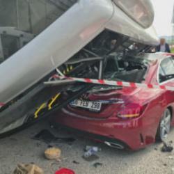 Bartın'da halk otob&uuml;s&uuml; otomobilin &uuml;zerine devrildi: 44 yaralı