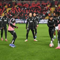 Beşiktaş'ta ma&ccedil; &ouml;ncesi sakatlık! İlk 11'den &ccedil;ıkarıldı
