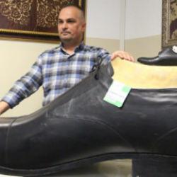 Bolu'da T&uuml;rkiye'nin en b&uuml;y&uuml;k giyilebilir ayakkabısı &uuml;retildi: Tam 222 numara