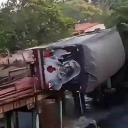 Brezilya'da korkun&ccedil; anlar: Ahşap k&ouml;pr&uuml; devrildi TIR dereye u&ccedil;tu!