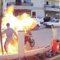 Brezilya'da motosikletini yakmak isteyen &ouml;fkeli oğul annesini alevler i&ccedil;inde bıraktı