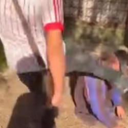 Bunlar insan olamaz! Sokakta uyuyan adamın kafasına tekme attılar