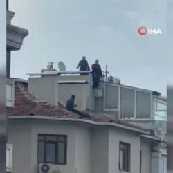 &Ccedil;atıya &ccedil;ıkıp etrafa kiremit ve şişe attı, polisin 1 saatlik &ccedil;alışmasıyla indirildi