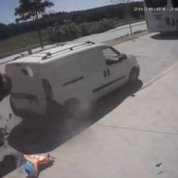 Dat&ccedil;a'da park halindeki araca &ccedil;arpan motosiklet s&uuml;r&uuml;c&uuml;s&uuml;n&uuml;n kaza anı ortaya &ccedil;ıktı
