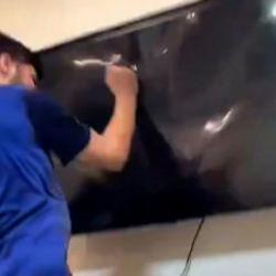 Derbi yenilgisine dayanamadı: G&ouml;z&uuml; d&ouml;nm&uuml;ş taraftar hıncını televizyondan &ccedil;ıkardı!