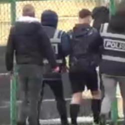 Yeşil sahada olay bitmiyor! Hakemin y&uuml;z&uuml;ne yumruk atan futbolcu g&ouml;zaltına alındı