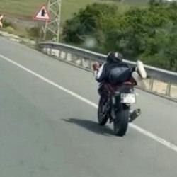 Elazığ'da motosiklet &uuml;zerinde &ouml;l&uuml;m&uuml;ne yolculuk