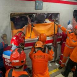 Endonezya'da yolcu trenleri &ccedil;arpıştı! &Ccedil;ok sayıda &ouml;l&uuml; ve yaralı var