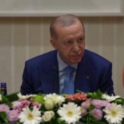Erdoğan 1 Mayıs &ouml;ncesi iş&ccedil;ilerle g&ouml;r&uuml;şt&uuml;: İş&ccedil;inin aleyhine adım atmayız!