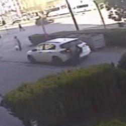 Eskişehir'de dehşet anları: Geri manevra yapan otomobil kadını altına aldı